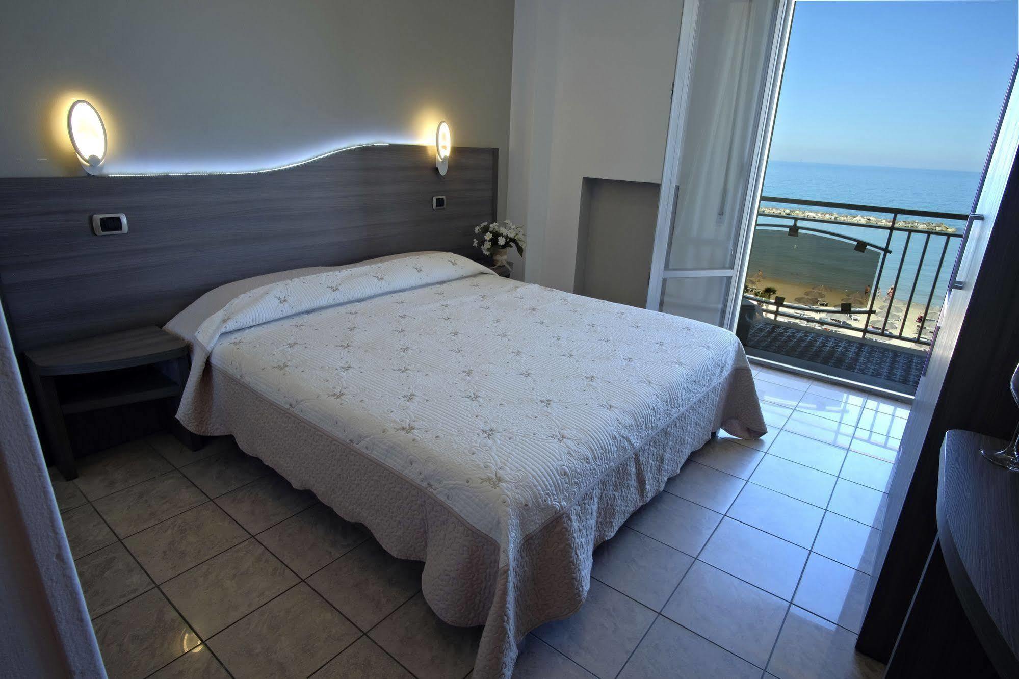Hotel La Perla Cupra Marittima Dış mekan fotoğraf